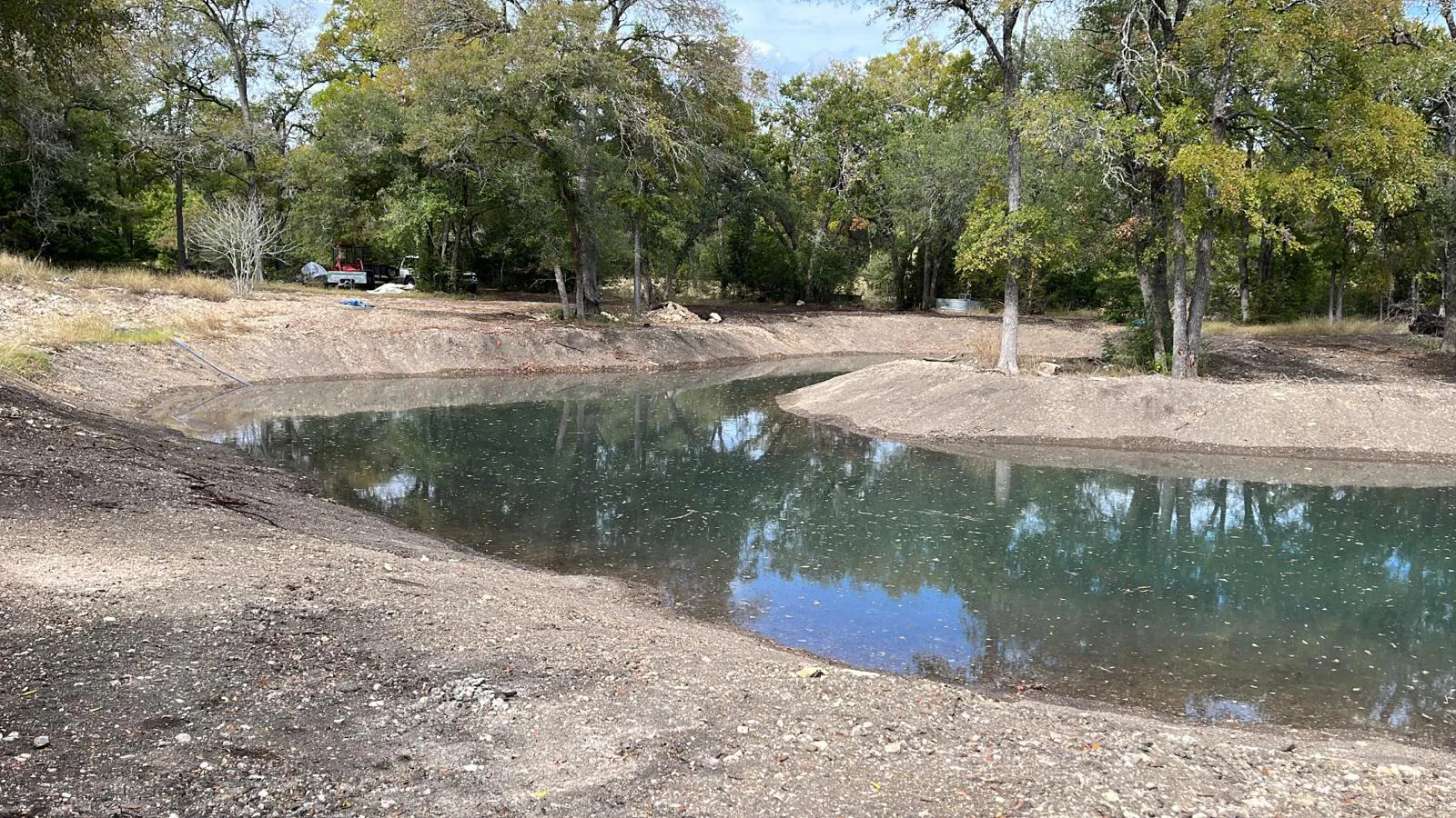 pond lined with sodium bentonite pond liner